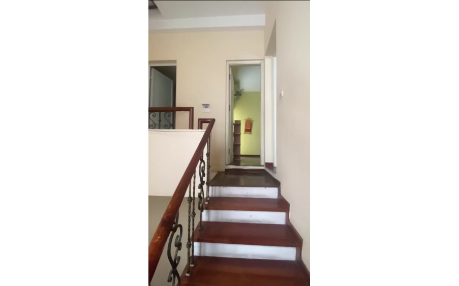 Cho Thuê nhà ngõ Nghĩa Đô,  Hoàng Quốc Việt, DT 80m - 3T- 3PN- 1Phòng Lv- 3wc - Giá 20tr